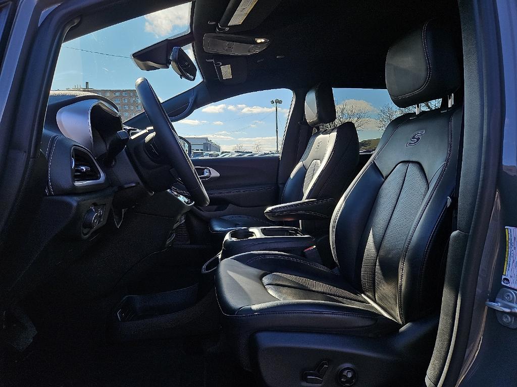 used 2023 Chrysler Pacifica Hybrid car, priced at $29,788