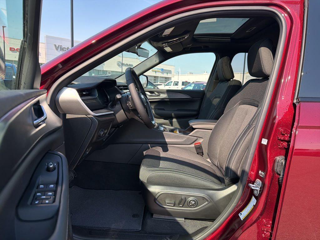 new 2026 Jeep Grand Cherokee car, priced at $42,823
