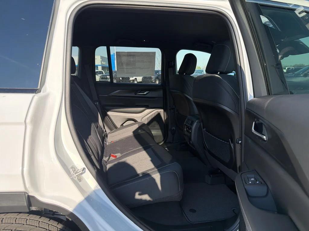 new 2026 Jeep Grand Cherokee car, priced at $39,594