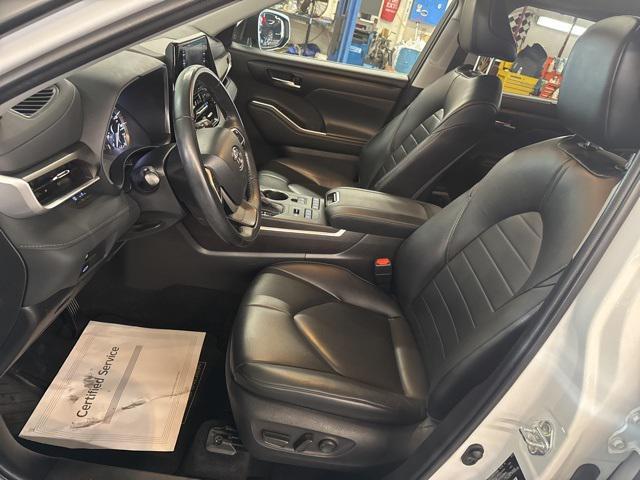 used 2022 Toyota Highlander car, priced at $32,999