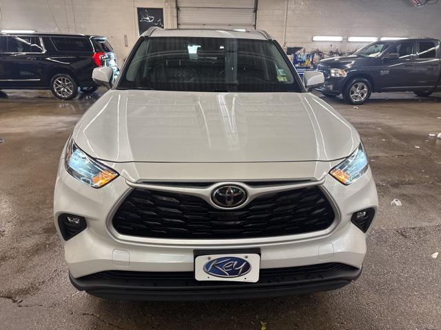 used 2022 Toyota Highlander car, priced at $32,999