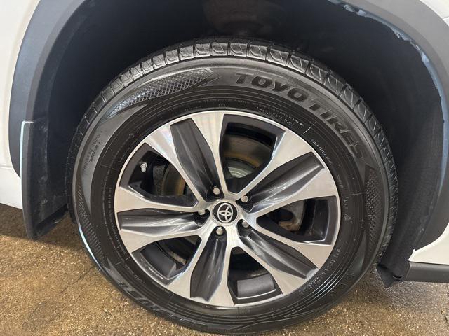 used 2022 Toyota Highlander car, priced at $32,999