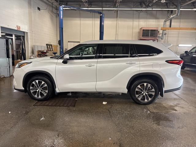 used 2022 Toyota Highlander car, priced at $32,999