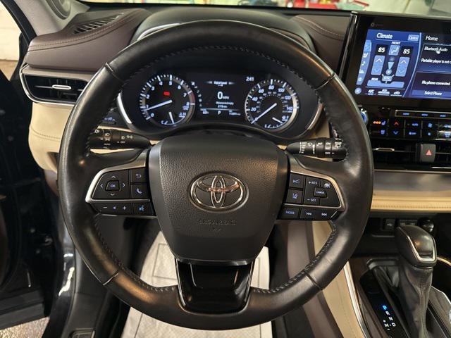 used 2021 Toyota Highlander car, priced at $25,999