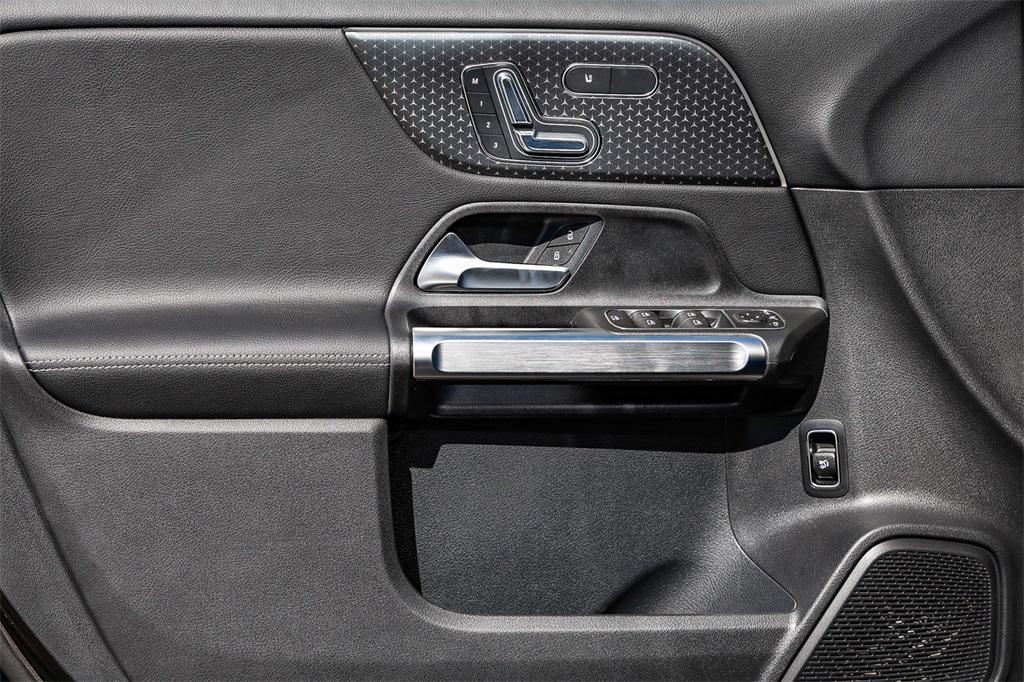 new 2025 Mercedes-Benz GLB 250 car, priced at $47,305