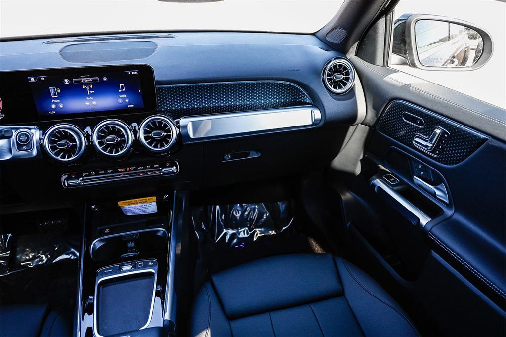 new 2025 Mercedes-Benz GLB 250 car, priced at $47,305