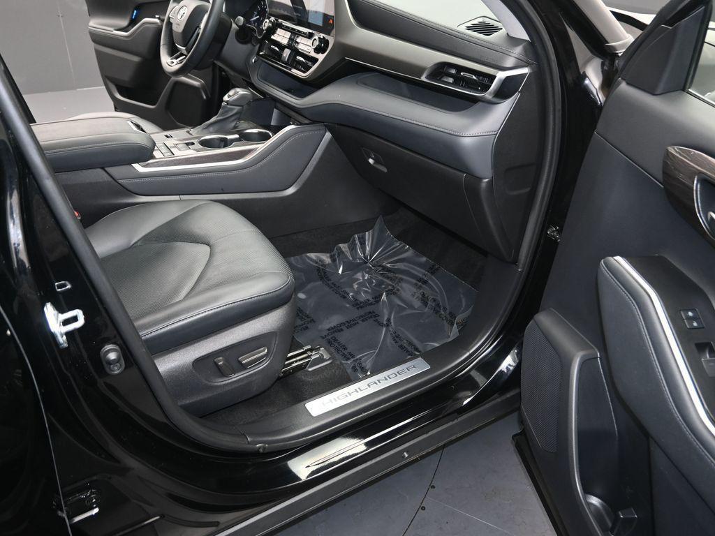 used 2021 Toyota Highlander car, priced at $29,897