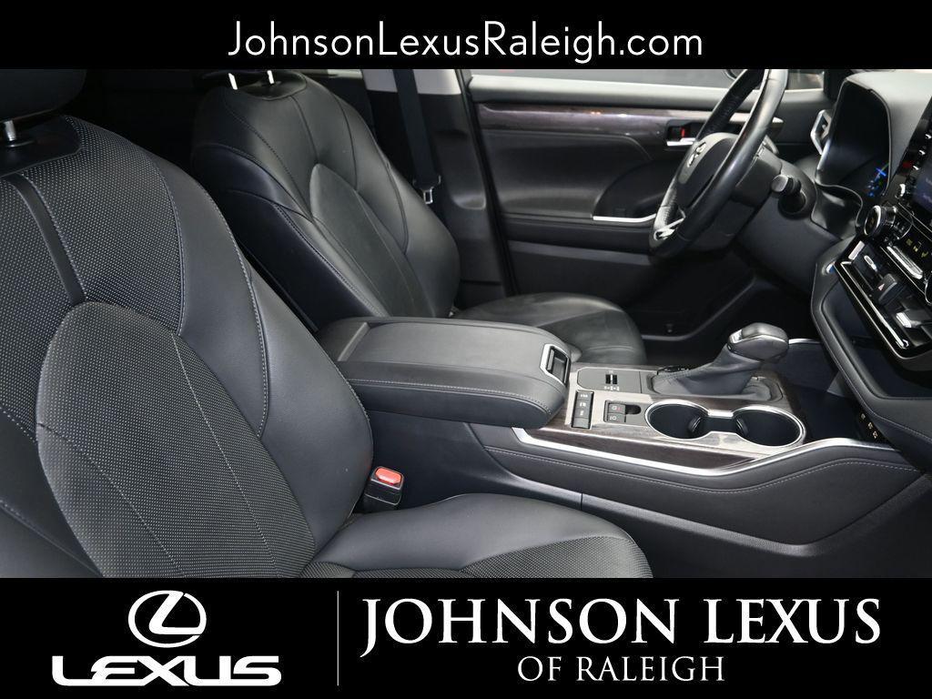 used 2020 Toyota Highlander Hybrid car, priced at $31,968