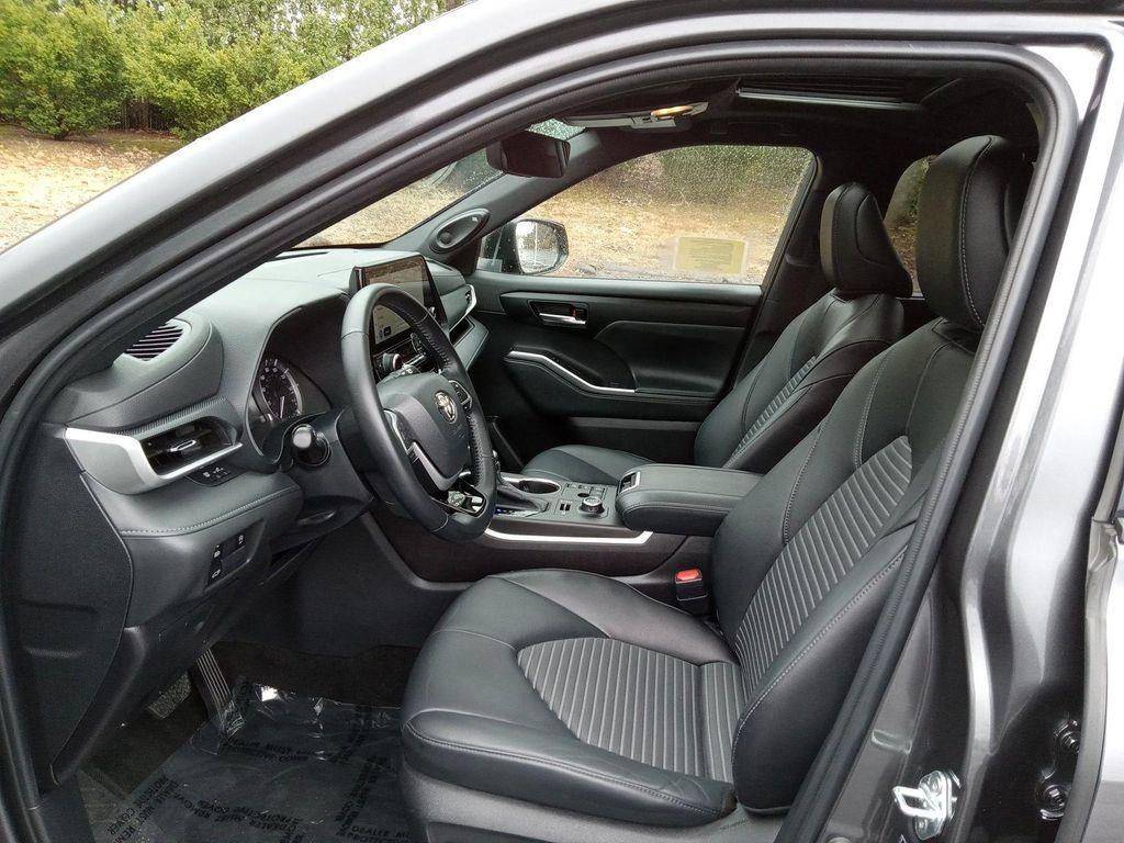 used 2023 Toyota Highlander car, priced at $38,633