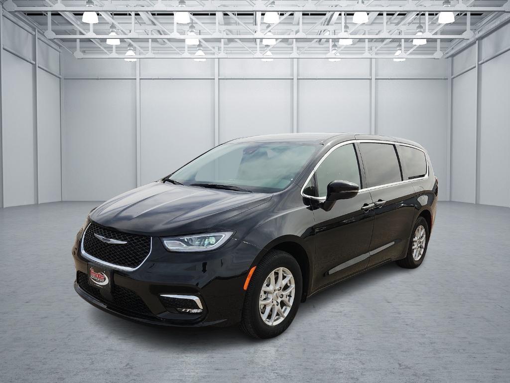 used 2025 Chrysler Pacifica car, priced at $31,995