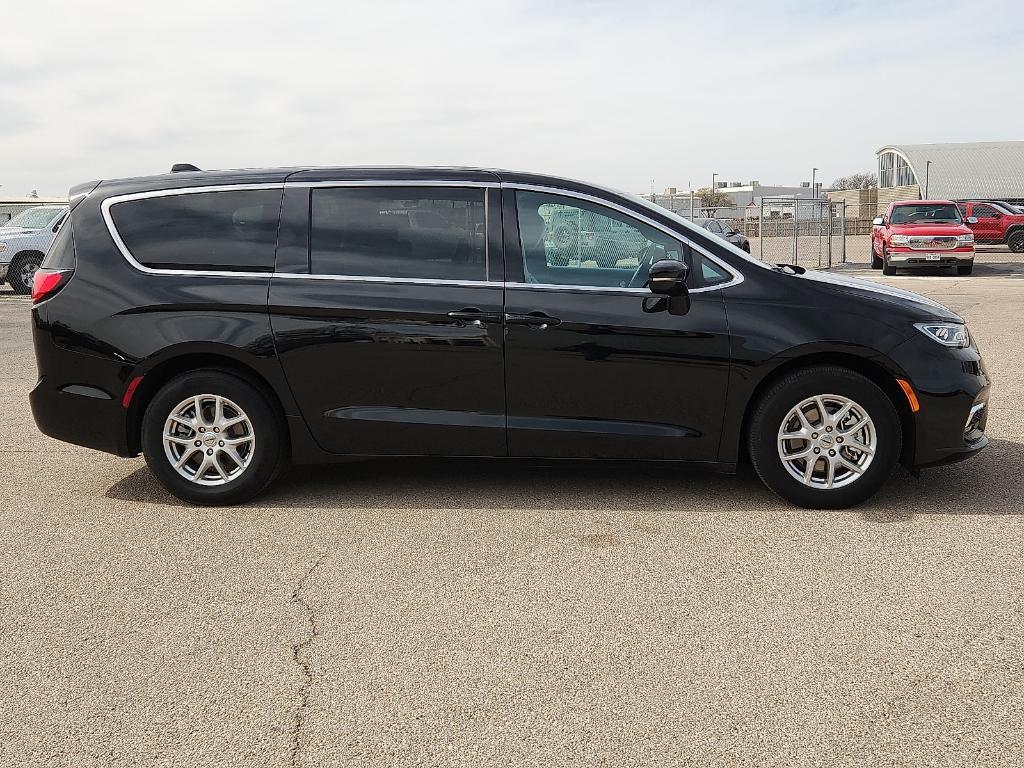 used 2025 Chrysler Pacifica car, priced at $31,995