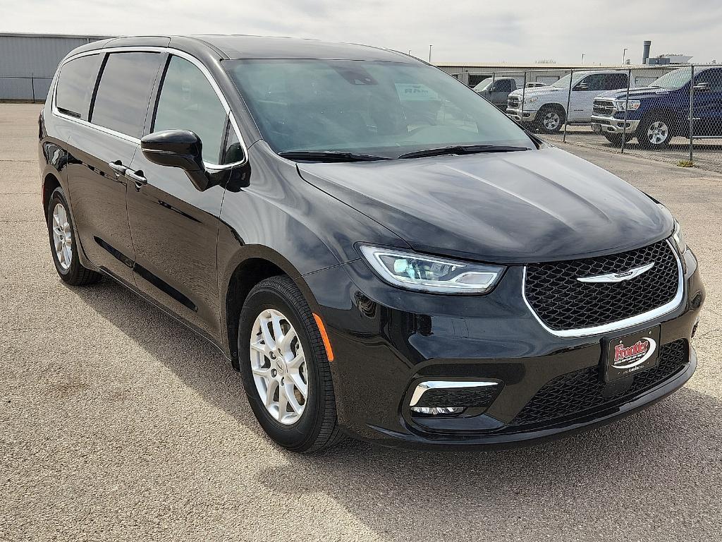 used 2025 Chrysler Pacifica car, priced at $31,995