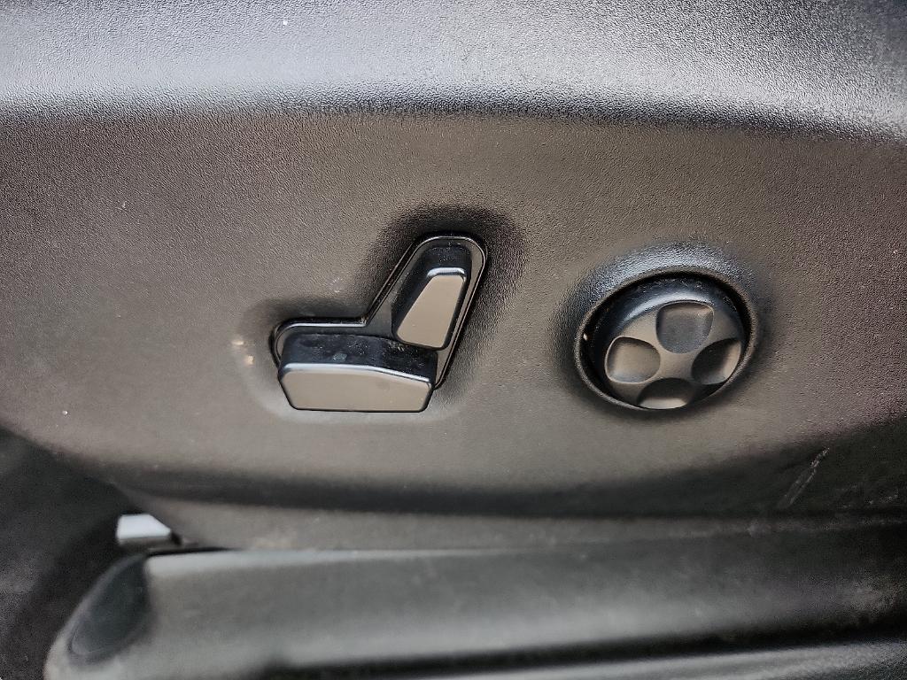 used 2025 Chrysler Pacifica car, priced at $31,995