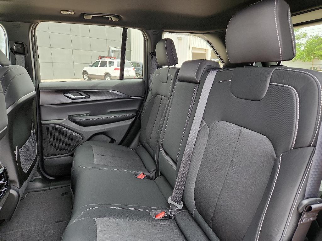 new 2026 Jeep Grand Cherokee car, priced at $42,198