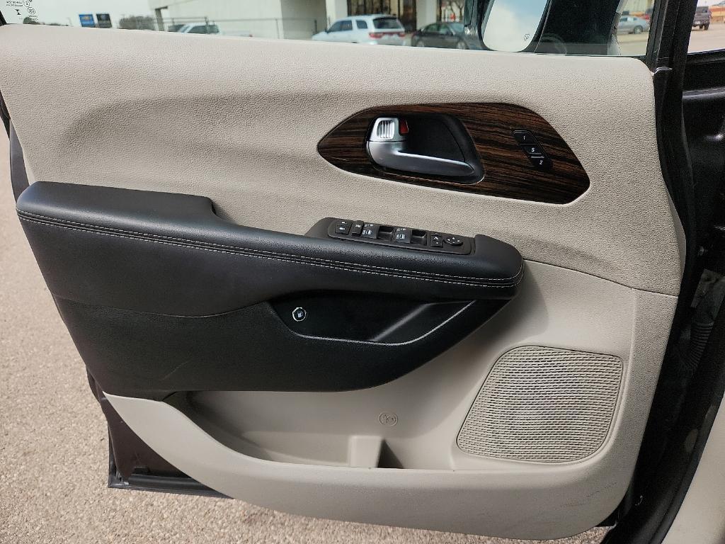 used 2023 Chrysler Pacifica Hybrid car, priced at $28,995