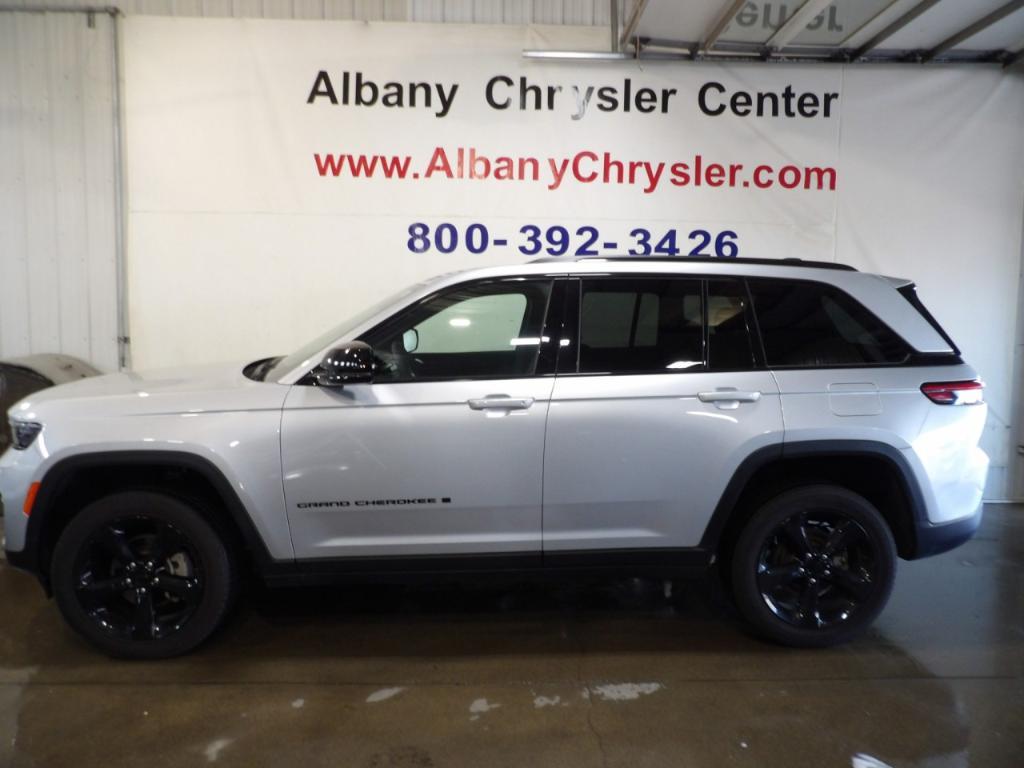 used 2024 Jeep Grand Cherokee car, priced at $34,990
