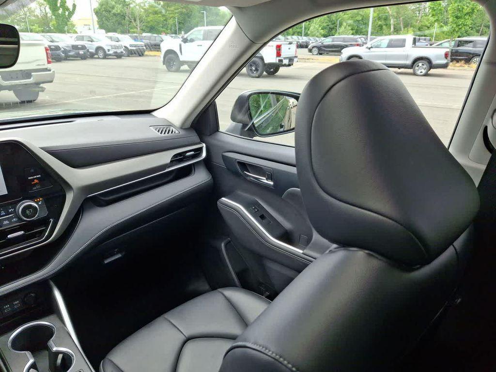 used 2023 Toyota Highlander car, priced at $35,910
