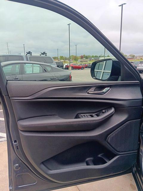 new 2025 Jeep Grand Cherokee car, priced at $40,999