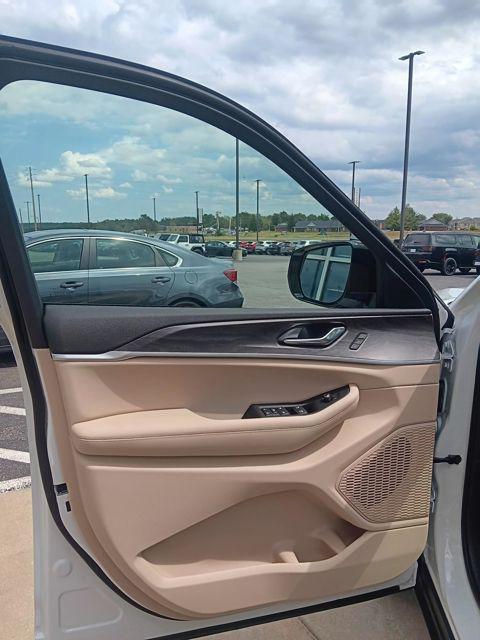 new 2025 Jeep Grand Cherokee car, priced at $42,999