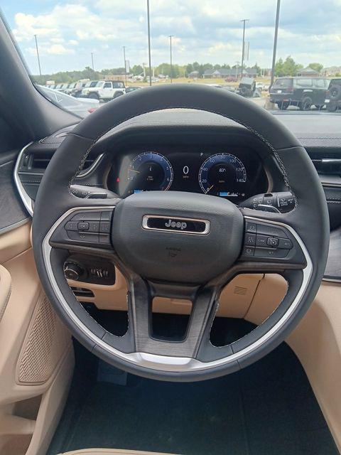 new 2025 Jeep Grand Cherokee car, priced at $42,999