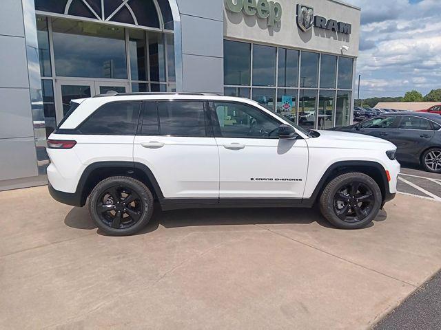 new 2025 Jeep Grand Cherokee car, priced at $42,999