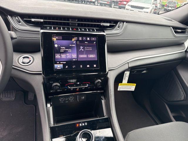 new 2025 Jeep Grand Cherokee car, priced at $37,595