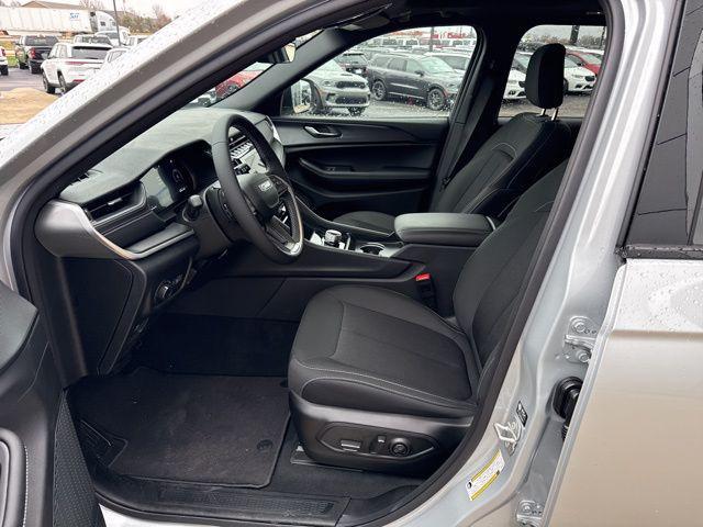 new 2025 Jeep Grand Cherokee car, priced at $37,595