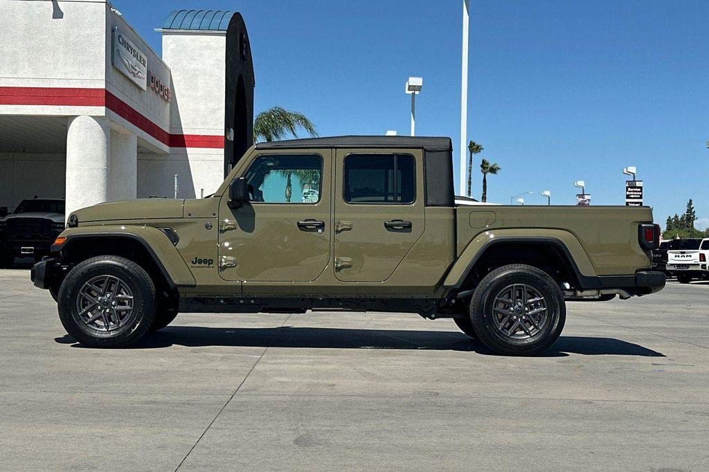 new 2026 Jeep Gladiator car, priced at $41,701