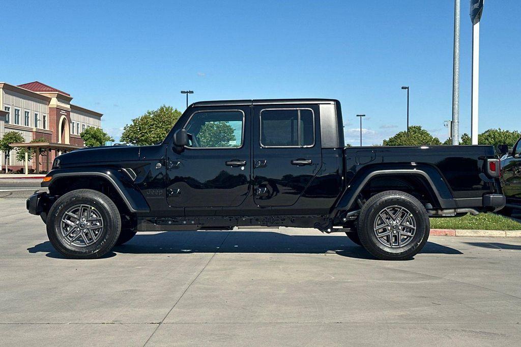 new 2026 Jeep Gladiator car, priced at $43,596