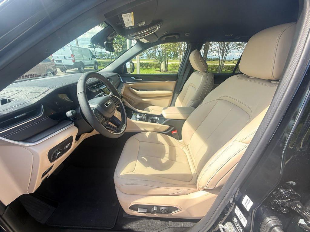 new 2025 Jeep Grand Cherokee car, priced at $37,495