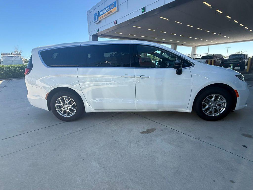 new 2026 Chrysler Pacifica car, priced at $39,660