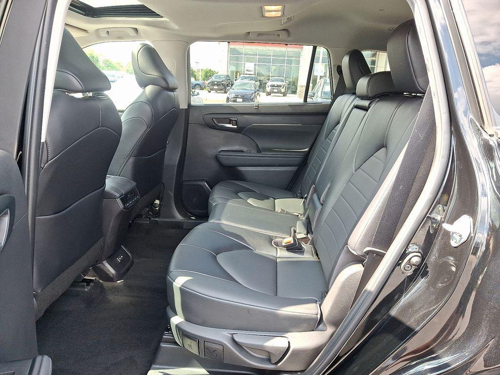 used 2022 Toyota Highlander car, priced at $35,580