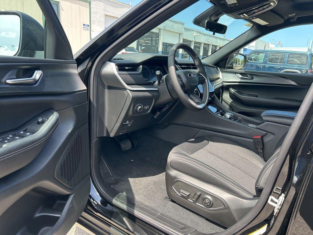 new 2025 Jeep Grand Cherokee car, priced at $28,496