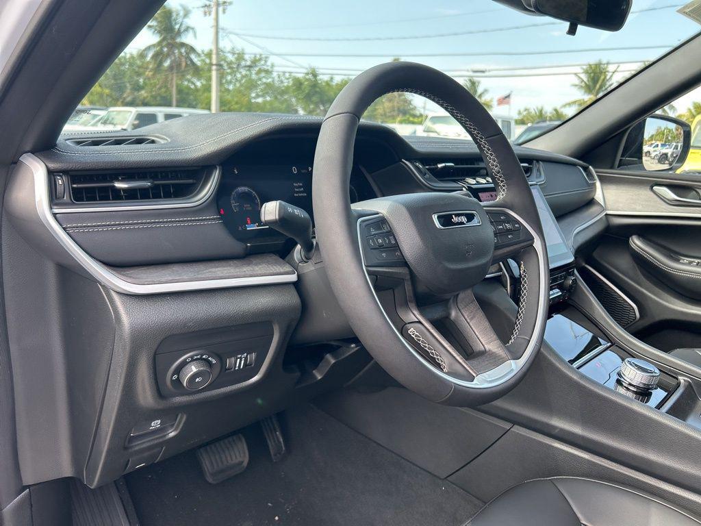 new 2025 Jeep Grand Cherokee car, priced at $40,013