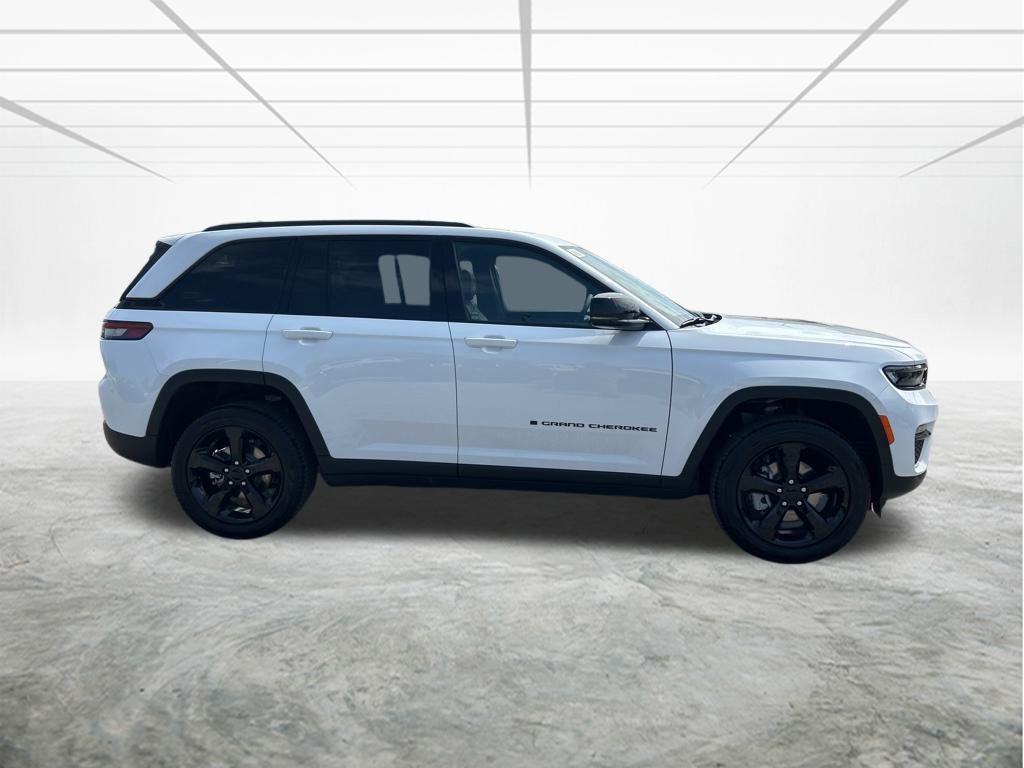 new 2025 Jeep Grand Cherokee car, priced at $40,013