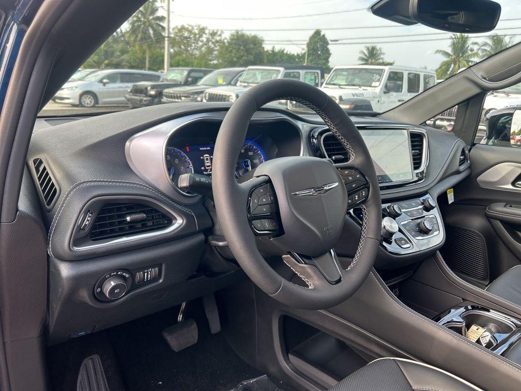 new 2025 Chrysler Pacifica car, priced at $46,584