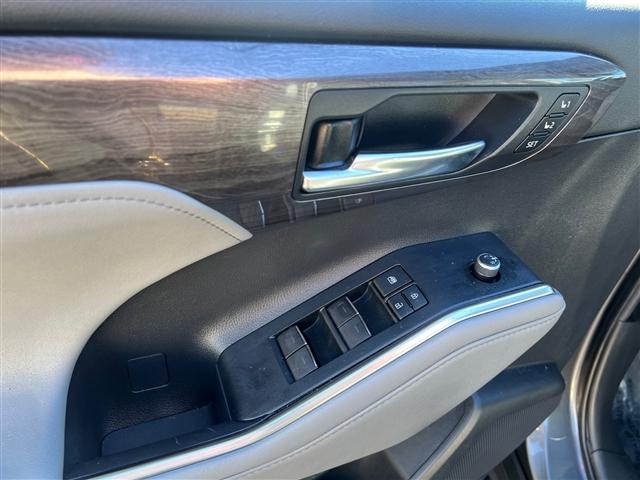 used 2021 Toyota Highlander Hybrid car, priced at $35,998