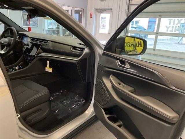 used 2025 Jeep Grand Cherokee car, priced at $35,938