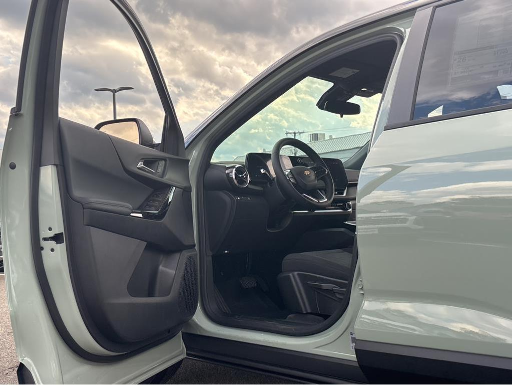 new 2026 Chevrolet Equinox car, priced at $31,995