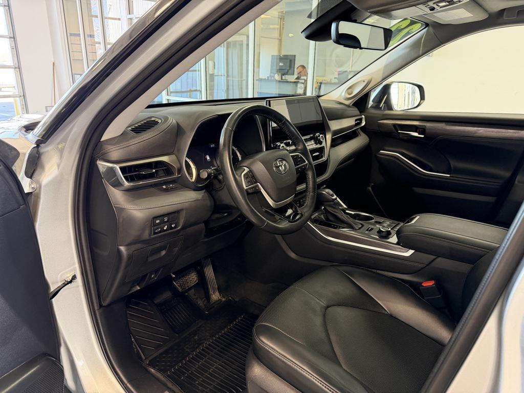 used 2022 Toyota Highlander car, priced at $34,488