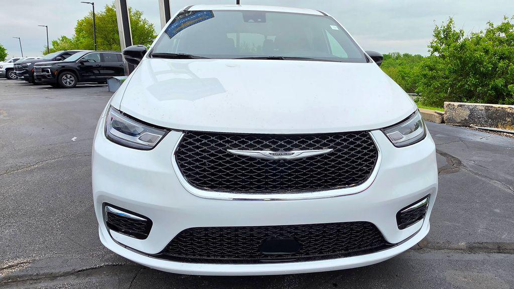 used 2025 Chrysler Pacifica car, priced at $30,488