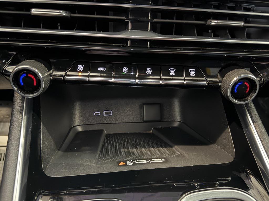 used 2025 Chevrolet Traverse car, priced at $34,987