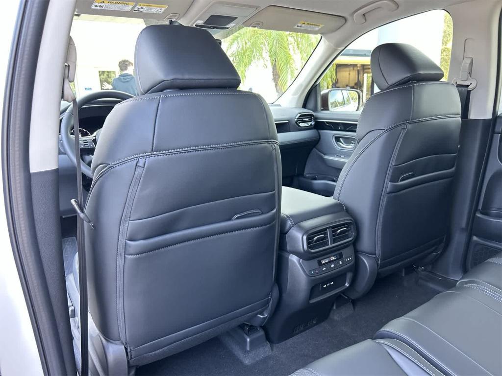 new 2025 Honda Pilot car, priced at $44,113