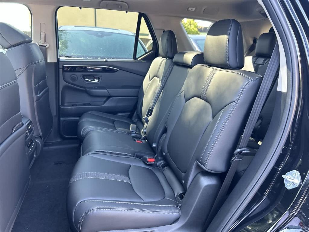 new 2025 Honda Pilot car, priced at $47,807