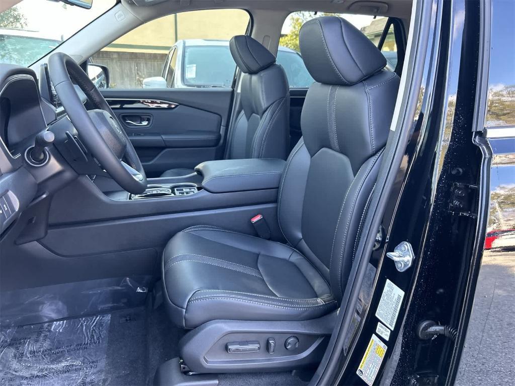 new 2025 Honda Pilot car, priced at $47,807