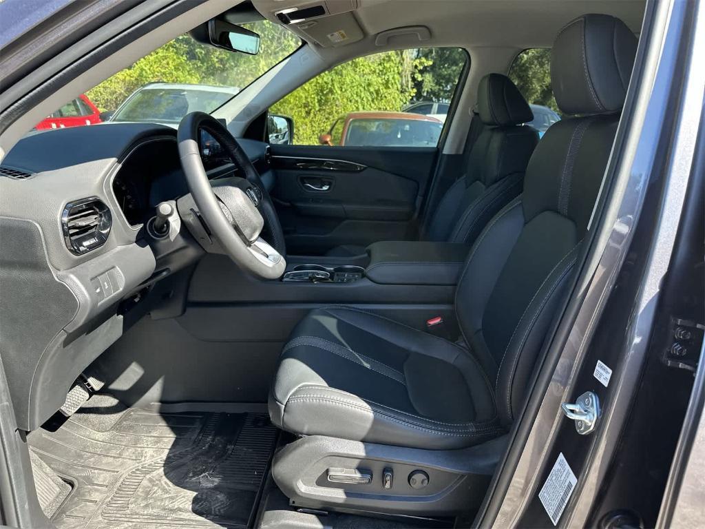 new 2025 Honda Pilot car, priced at $41,702