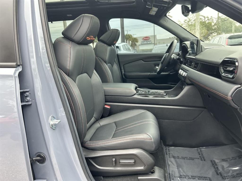 used 2025 Honda Pilot car, priced at $42,777