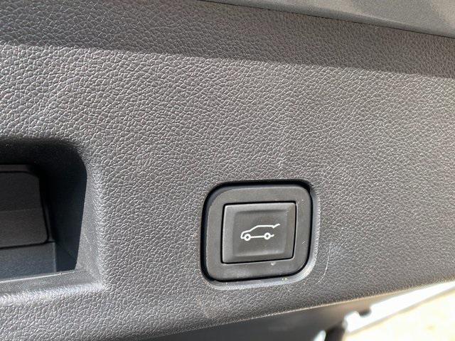 used 2025 Chevrolet Traverse car, priced at $37,500