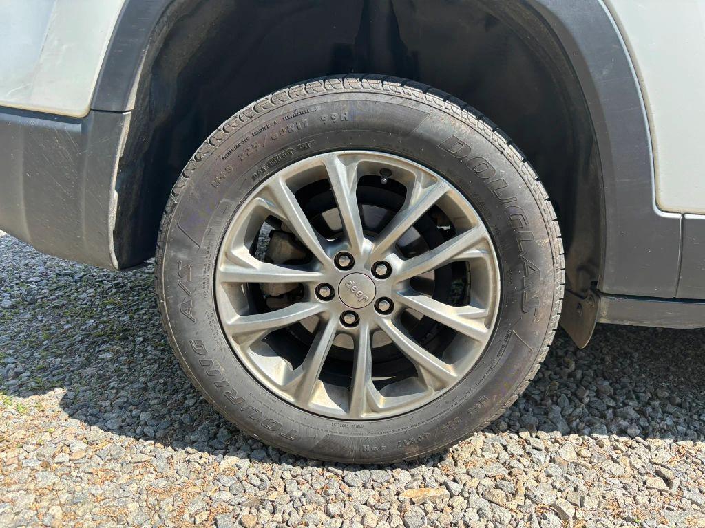 used 2020 Jeep Cherokee car, priced at $13,799