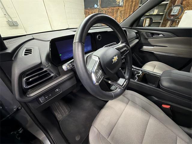 used 2025 Chevrolet Traverse car, priced at $35,500